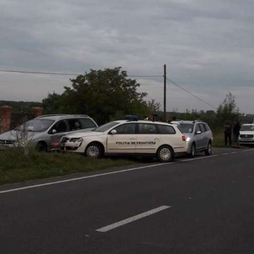 Timiş: Trei răniţi într-o acţiune în care s-au tras focuri de armă pentru oprirea a două maşini pline cu migranţi care au spart o barieră a Poliţiei. VIDEO