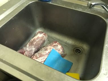 Produse alimentare expirate de cel puţin două săptămâni, găsite la unităţi din Satul de Vacanţă din Mamaia 