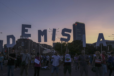 Peste 100 de persoane s-au adunat în Piaţa Victoriei pentru a protesta faţă de intenţia Guvernului de a retrage candidatura Roşiei Montane pentru includerea în lista UNESCO. FOTO/VIDEO