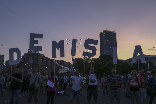 Peste 100 de persoane s-au adunat în Piaţa Victoriei pentru a protesta faţă de intenţia Guvernului de a retrage candidatura Roşiei Montane pentru includerea în lista UNESCO. FOTO/VIDEO