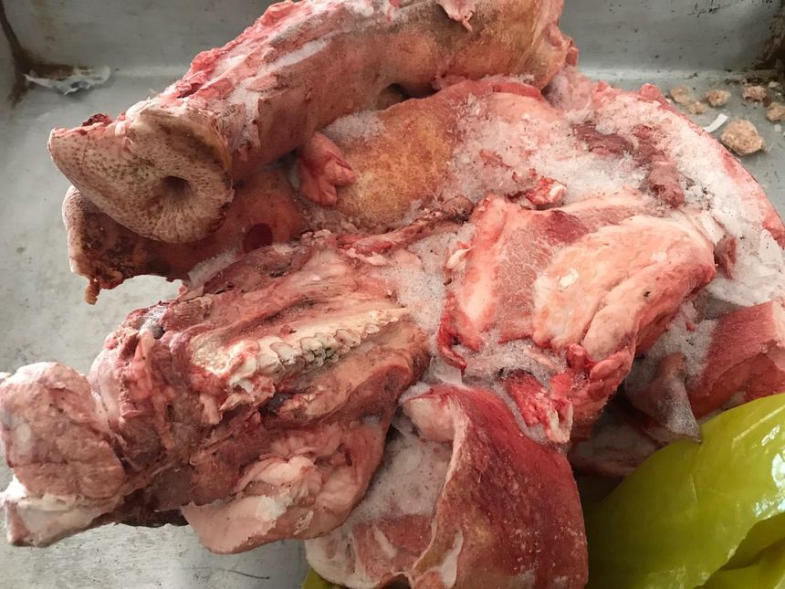 Restaurant din Constanţa, închis după ce au fost găsite sute de kilograme de carne fără elemente de identificare