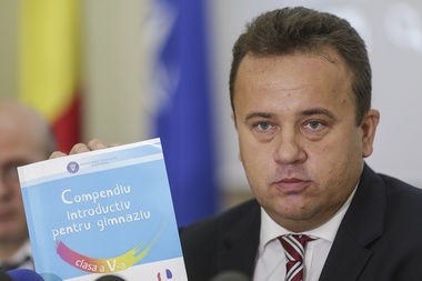 Ministrul Educaţiei anunţă că a declanşat o anchetă internă după ce a constatat că unii elevi au primit manuale neacreditate