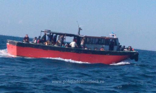 UPDATE - Navă cu aproximativ 100 de migranţi, interceptată în zona 2 Mai. O altă ambarcaţiune cu 120 de refugiaţi, depistată în zona comună de patrulare româno-bulgară. VIDEO