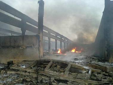 Râul Mureş, poluat în urma incendiului care a distrus fabrica de uleiuri esenţiale din Orăştie 