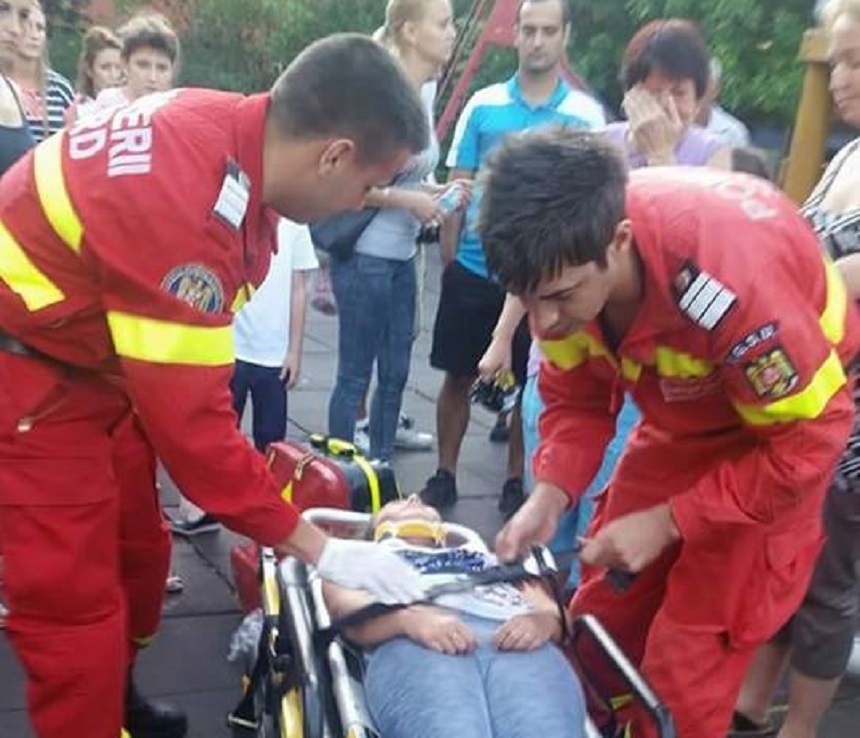 Fetiţă rănită la un loc de joacă dintr-un parc din Capitală, după ce frânghia pe care se căţăra s-a rupt