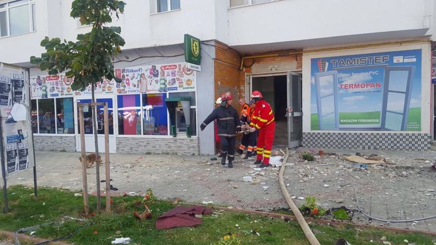 UPDATE - Explozie într-un bloc din Botoşani, cinci persoane fiind rănite. Apartamentele afectate de explozie nu mai pot fi locuite şi 21 de persoane se vor muta la rude. FOTO