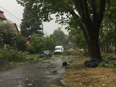 Cinci drumuri naţionale din zona de vest a ţării, blocate din cauza furtunilor