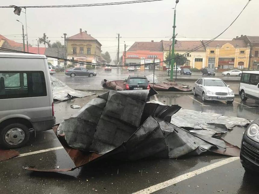 Bilanţ ISU Arad: 32 de localităţi afectate de furtună, 40 de case şi 27 de maşini avariate, numeroase drumuri blocate, un mort şi 12 răniţi