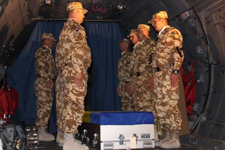 Trupul militarului Mădălin Stoica, mort în Afganistan, va fi adus luni în ţară
