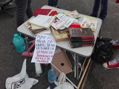 REPORTAJ: "Ghidul leneşului", "Cel mai iubit dintre pământeni", "Vârsta inocenţei", manuale de Matematică şi de Limba română, printre cărţile aduse ministrului Educaţiei la evenimentul "Biblioteca pentru Pop" - FOTO, VIDEO