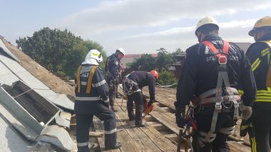 Pompierii au început îndepărtarea învelitoarei din tablă a acoperişului fostei fabrici de bere Rahova şi a structurii din lemn care îl susţine. VIDEO