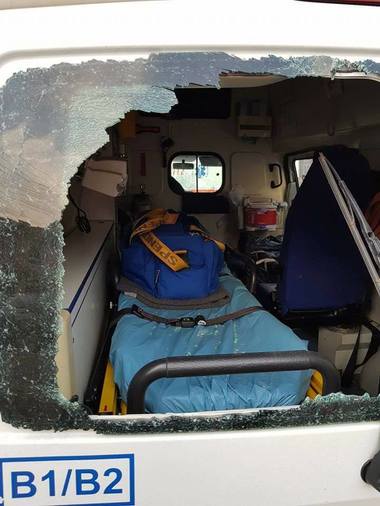 Sibiu: Ambulanţă vandalizată de un bărbat cu probleme psihice care solicitase echipajul. FOTO/ VIDEO