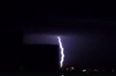 UPDATE Cod portocaliu de furtuni în Ilfov şi alte 11 judeţe. Un bărbat a murit după ce un copac s-a prăbuşit peste el în Sectorul 5 al Capitalei. Mai mulţi copaci au căzut pe carosabil, pe fire de electricitate şi pe o maşină, în Bucureşti. VIDEO