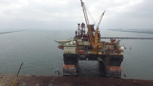 O platformă de foraj petrolier gigantică a sosit în Portul Constanţa