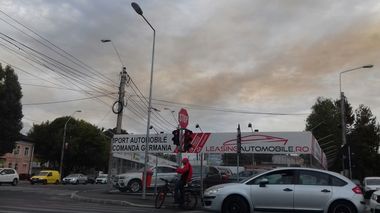 Galaţi: Nor de fum roşiatic, exact ca în urmă cu un an, observat în zona Combinatului ArcelorMittal
