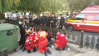 Un copil de 13 ani şi bunicul acestuia, scoşi de pompieri după ce au căzut în Dâmboviţa, în zona Splaiul Unirii din Capitală