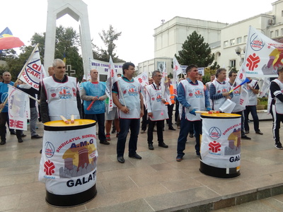 Galaţi: Sindicaliştii de la Cartel Alfa au ieşit în stradă nemulţumiţi de transferul taxelor sociale de la angajator la angajat; ei au cerut şi modificarea Legii dialogului social 