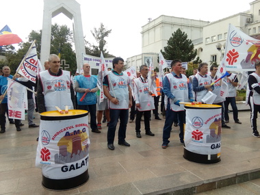 Galaţi: Sindicaliştii de la Cartel Alfa au ieşit în stradă nemulţumiţi de transferul taxelor sociale de la angajator la angajat; ei au cerut şi modificarea Legii dialogului social 