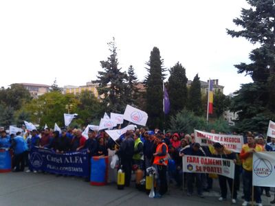 Aproximativ 200 de sindicalişti de la Cartel Alfa au protestat la Constanţa, cerând blocarea transferului taxelor sociale ale angajatorului către angajat