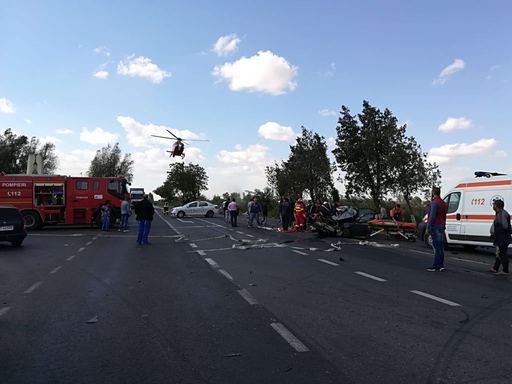 UPDATE - Accident grav între un autobuz şi un autoturism, la Constanţa. Trei persoane au murit, alte zece au fost rănite. Bărbatul transportat în comă, la spital, este jandarm. Unul dintre decedaţi lucra la Penitenciarul Poarta Albă. FOTO