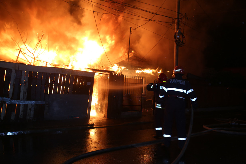 Şase case au fost afectate de un incendiu izbucnit în Capitală, stins de pompieri după şase ore. FOTO