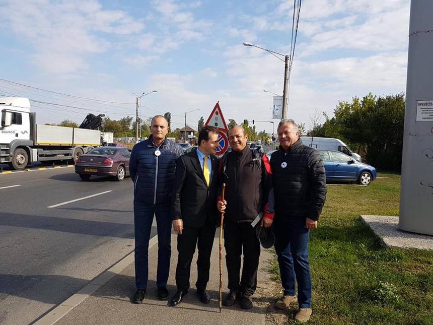 Ludovic Orban l-a întâmpinat la intrarea în Bucureşti pe primarul din Sibiu care a mers pe jos 320 de kilometri 