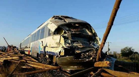Mureş: Accident între un camion şi un tren de călători, după ce şoferul camionului a traversat calea ferată fără să se asigure
