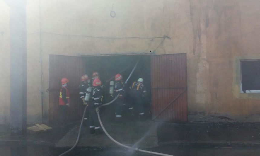 Incendiu puternic la o hală industrială din judeţul Buzău, peste 20 de pompieri fiind mobilizaţi pentru stingere