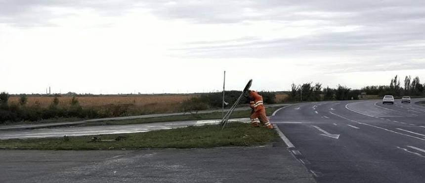 Indicatoare cu texte ca ”Acum începe greul” şi ”Rezistă”, montate de drumarii din Timişoara pe un sector de drum greu de parcurs. VIDEO