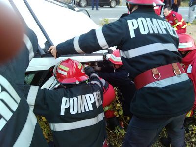 Dolj: Patru dintre persoanele rănite în accident au fost declarate decedate. Un bărbat, preluat de elicopterul SMURD