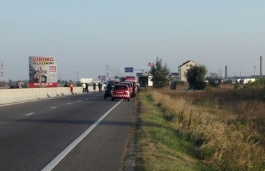 UPDATE - Trafic blocat pe Centura de Vest a Ploieştiului după ce din butoaiele aflate într-un camion a început să se scurgă nitrat, existând risc de explozie 