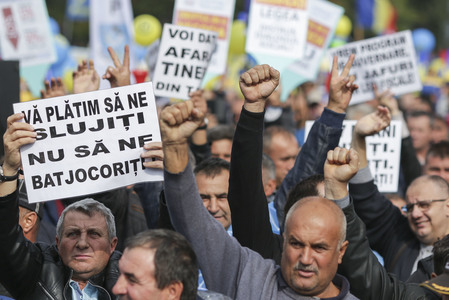 UPDATE - Câteva mii de oameni au protestat în Piaţa Victoriei. Rezultatul negocierilor între liderii sindicali şi premierul Tudose. FOTO