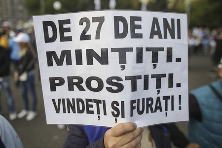 O parte a protestatarilor din Piaţa Victoriei au pornit în marş spre Ministerul Sănătăţii