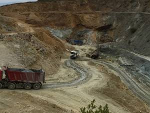 Salvatorii de la Mina Lupeni au avansat trei metri şi sunt ajutaţi de minerii care au scăpat după surparea tavanului
