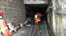 Minerii au fost blocaţi de o acumulare de minereu pe o lungime de aproximativ 20 de metri. Rudele lor, consiliate la Mina Lupeni