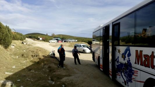Autocar cu 52 de persoane, între care 40 de elevi, rămas blocat câteva ore la Piatra Arsă. VIDEO