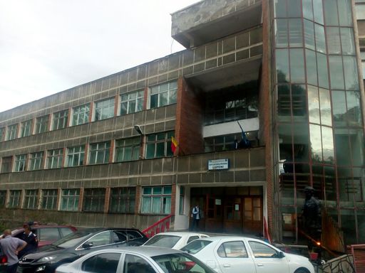 Prefectul judeţului Hunedoara: Salvatorii înaintează greu către cei trei mineri blocaţi la Mina Lupeni, pentru că sunt surpări continue