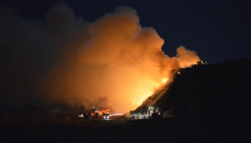 Incendiul de la groapa de gunoi a Clujului a fost stins după aproape 24 de ore, cauza fiind în curs de stabilire