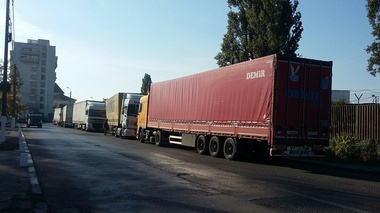 Galaţi: Zeci de tiruri cu tone cereale care vor pleca la export stau la rând chiar şi patruzeci de ore în zona portuară pentru a fi descărcate