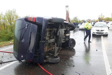 UPDATE - O persoană a murit, alte 14 au fost rănite într-un accident în care au fost implicate patru maşini, în judeţul Ialomiţa. A fost activat Planul Roşu de intervenţie