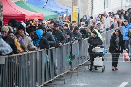 Iaşi: Peste 4.000 de credincioşi aşteaptă să se închine la moaştele Sfintei Parascheva. 13 persoane au avut nevoie de îngrijiri medicale