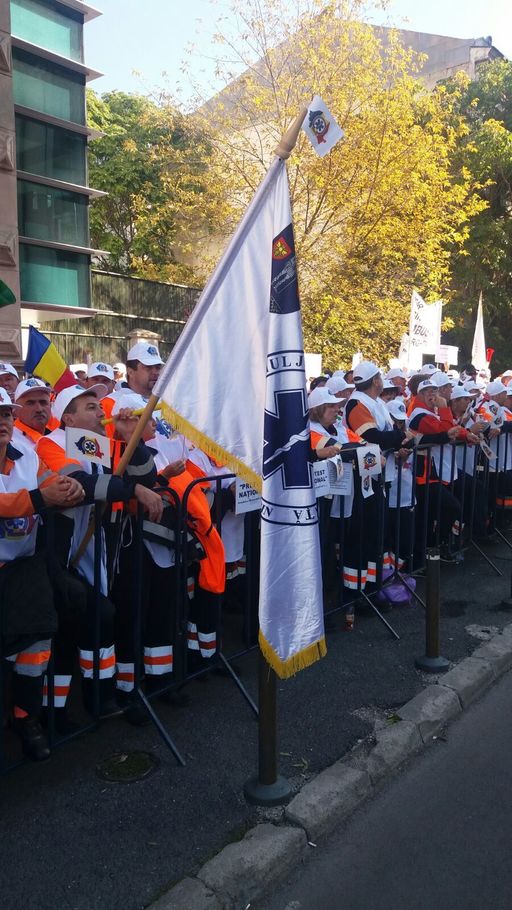 Sindicaliştii de la Ambulanţă pichetează astăzi sediile ministerelor Muncii şi Sănătăţii