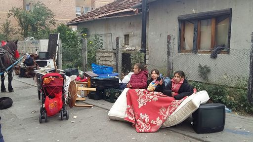 Câteva zeci de persoane protestează la Alba iulia după ce primăria le-a evacuat dintr-un bloc social