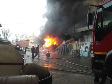 Vaslui: Incendiul de la depozitul de mase plastice şi vopseluri a fost lichidat, dar echipajele continuă supravegherea