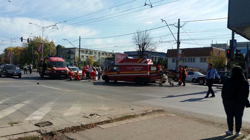 Doi copii de 11 şi 15 ani, răniţi de o maşină pe Bulevardul Iuliu Maniu din Capitală. Se pare că au traversat prin loc nepermis