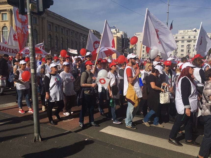 Mitingul angajaţilor din Sănătate: Manifestanţii au plecat în marş din Piaţa George Enescu, urmând să ajungă la Guvern. FOTO, VIDEO