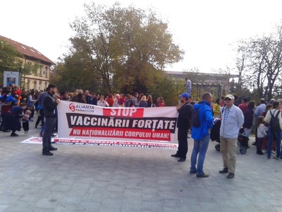 Constanţa: Peste 400 de persoane au participat la un marş împotriva obligativităţii vaccinării. FOTO

