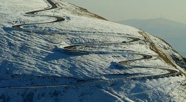 Circulaţia rutieră va fi închisă pe Transalpina începând de luni seară