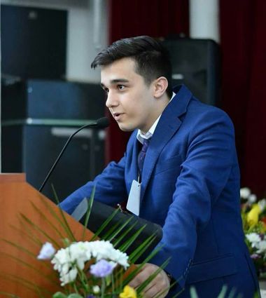 Un tânăr a trimis petiţii mai multor instituţii în care reclamă că elevilor unui liceu din Galaţi li se îngrădeşte dreptul la libertate 