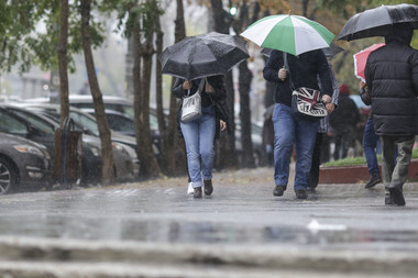 UPDATE - Cod galben de vânt, prelungit până la ora 3.00 în Bucureşti şi şase judeţe. Bilanţ ISU în Bucureşti actualizat - 2 persoane rănite, 128 de copaci doborâţi de vânt, 72 de maşini avariate. Un copac a căzut peste o aripă a spitalului Obregia